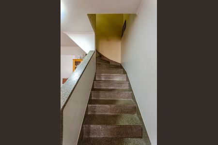 Casa à venda com 122m², 2 quartos e 2 vagas Casa à venda com 122m², 2 quartos e 2 vagasEscada