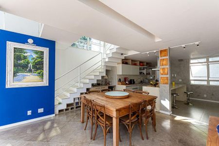 Casa à venda com 4 quartos, 300m² em Itaipu, Niterói