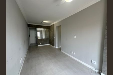 Sala de apartamento para alugar com 2 quartos, 60m² em Jardim Tupanci, Barueri