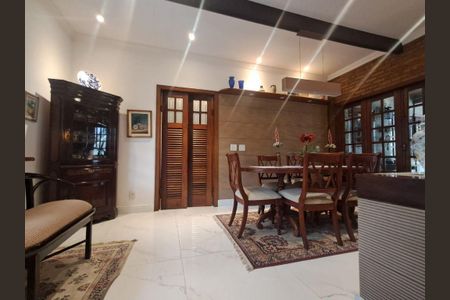 Casa à venda com 3 quartos, 318m² em Piratininga, Niterói