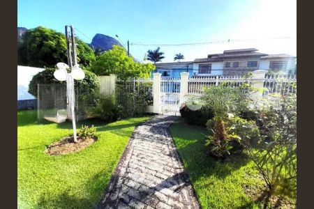 Casa de condomínio à venda com 268m², 2 quartos e 3 vagas
