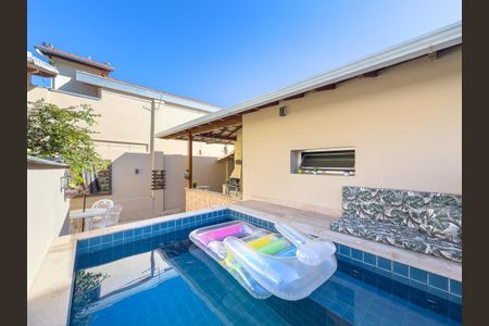 Casa à venda com 247m², 3 quartos e 2 vagasPiscina