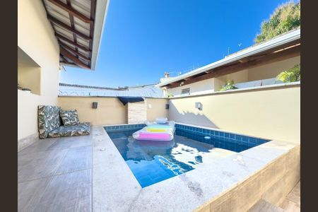 Casa à venda com 247m², 3 quartos e 2 vagasPiscina