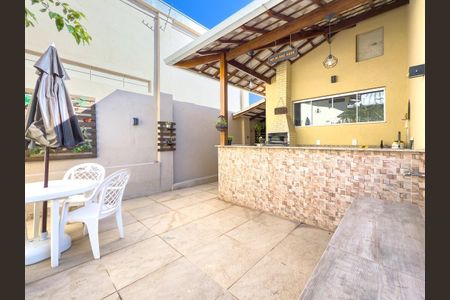 Casa à venda com 247m², 3 quartos e 2 vagasÁrea Churrasqueira / Área Externa