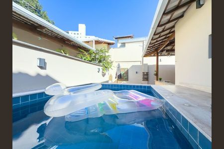 Casa à venda com 247m², 3 quartos e 2 vagasPiscina