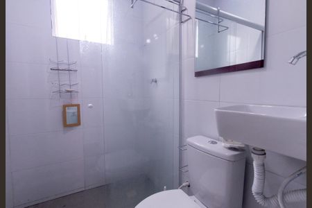 Banheiro Social de kitnet/studio para alugar com 1 quarto, 40m² em Orleans, Curitiba