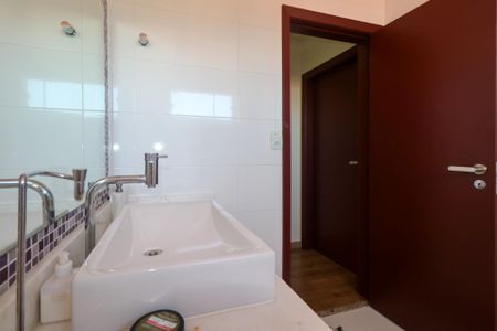 Casa à venda com 295m², 4 quartos e 4 vagasBanheiro 2