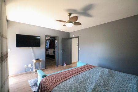 Casa à venda com 295m², 4 quartos e 4 vagasSuíte