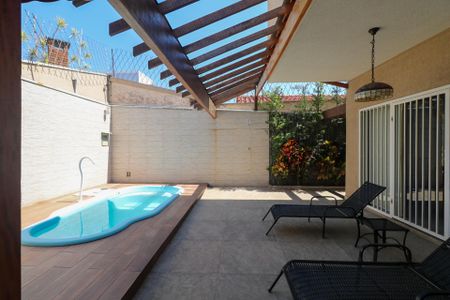 Casa à venda com 295m², 4 quartos e 4 vagasÁrea comum - Piscina