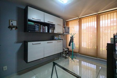 Casa à venda com 295m², 4 quartos e 4 vagasEscritório