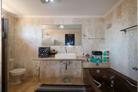 Casa à venda com 295m², 4 quartos e 4 vagasBanheiro da Suíte