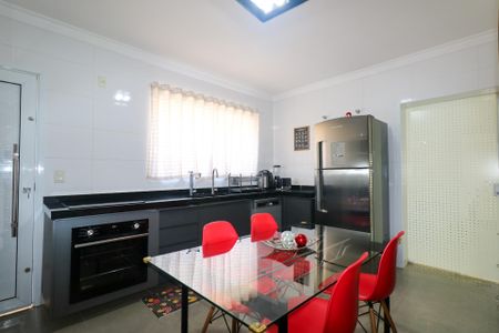 Casa à venda com 295m², 4 quartos e 4 vagasCozinha