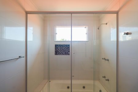 Casa à venda com 295m², 4 quartos e 4 vagasBanheiro 2