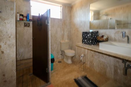 Casa à venda com 295m², 4 quartos e 4 vagasBanheiro da Suíte