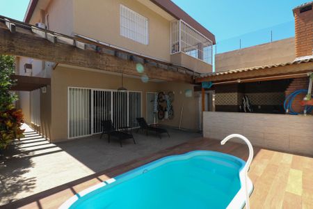 Casa à venda com 295m², 4 quartos e 4 vagasÁrea comum - Piscina