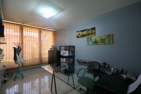 Casa à venda com 295m², 4 quartos e 4 vagasEscritório