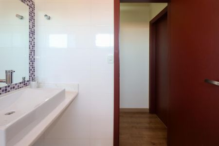 Casa à venda com 295m², 4 quartos e 4 vagasBanheiro 2