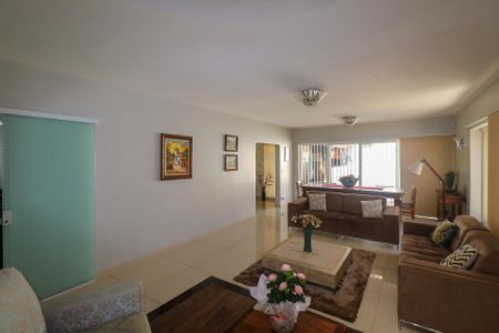 Casa à venda com 295m², 4 quartos e 4 vagasSala