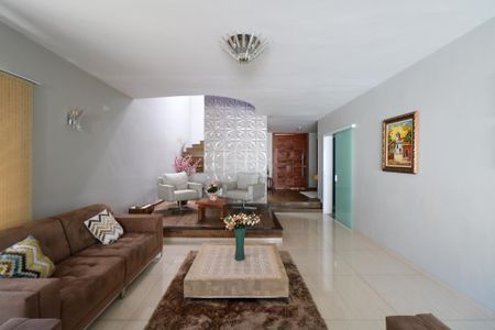 Casa à venda com 295m², 4 quartos e 4 vagasSala