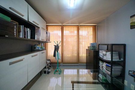 Casa à venda com 295m², 4 quartos e 4 vagasEscritório