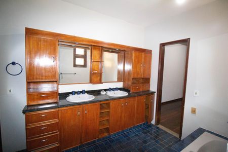 Casa de condomínio à venda com 333m², 5 quartos e 5 vagasBanheiro 2