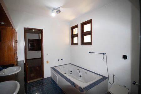 Casa de condomínio à venda com 333m², 5 quartos e 5 vagasBanheiro 2