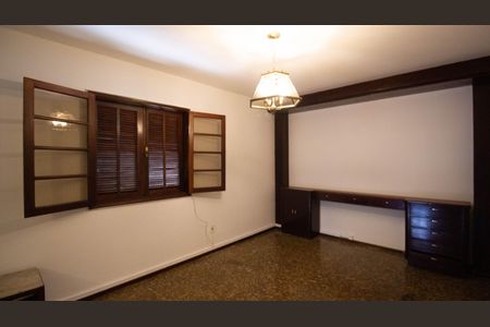 Sala de casa de condomínio à venda com 5 quartos, 333m² em Pendotiba, Niterói