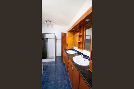 Casa de condomínio à venda com 333m², 5 quartos e 5 vagasBanheiro 2