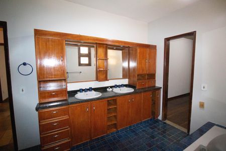 Casa de condomínio à venda com 333m², 5 quartos e 5 vagasBanheiro 2