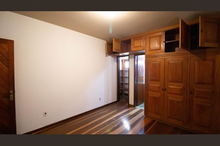 Casa de condomínio à venda com 333m², 5 quartos e 5 vagasQuarto