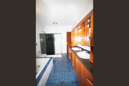 Casa de condomínio à venda com 333m², 5 quartos e 5 vagasBanheiro 2