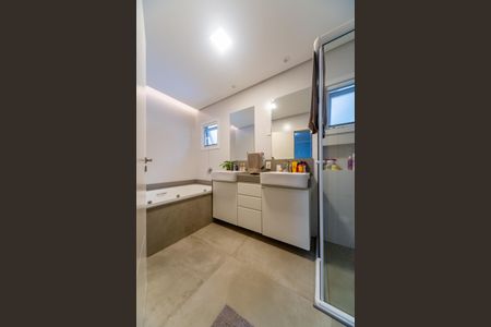 Casa de condomínio para alugar com 357m², 3 quartos e 4 vagas Casa de condomínio para alugar com 357m², 3 quartos e 4 vagasBanheiro da Suíte 3