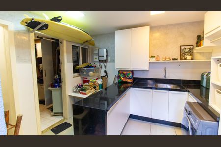 Casa de condomínio à venda com 200m², 4 quartos e 3 vagas Casa de condomínio à venda com 200m², 4 quartos e 3 vagasCozinha