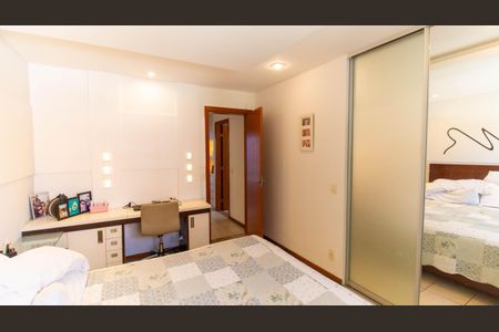 Casa de condomínio à venda com 200m², 4 quartos e 3 vagas Casa de condomínio à venda com 200m², 4 quartos e 3 vagas Suíte 2