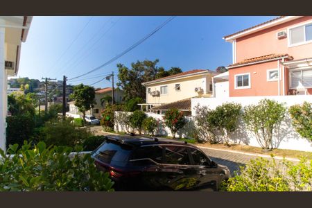 Casa de condomínio à venda com 200m², 4 quartos e 3 vagas Casa de condomínio à venda com 200m², 4 quartos e 3 vagasVista da Sala