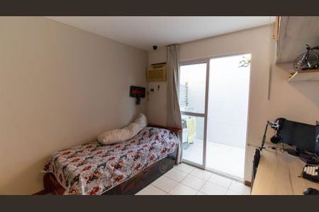 Casa de condomínio à venda com 200m², 4 quartos e 3 vagas Casa de condomínio à venda com 200m², 4 quartos e 3 vagasQuarto