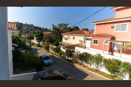 Casa de condomínio à venda com 200m², 4 quartos e 3 vagas Casa de condomínio à venda com 200m², 4 quartos e 3 vagasVista da Suíte 2