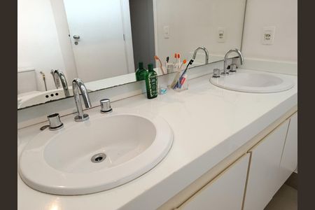 Apartamento para alugar com 200m², 3 quartos e 1 vaga Apartamento para alugar com 200m², 3 quartos e 1 vagaBanheiro da Suíte