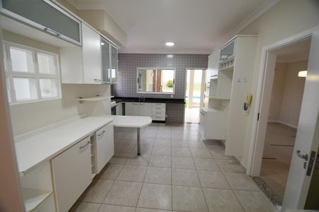 Casa de condomínio para alugar com 300m², 4 quartos e 6 vagasCozinha