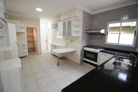 Casa de condomínio para alugar com 300m², 4 quartos e 6 vagasCozinha