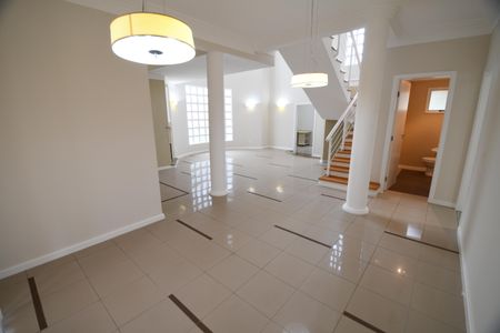 Casa de condomínio para alugar com 300m², 4 quartos e 6 vagasSala