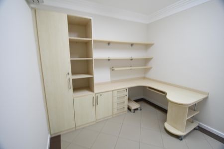 Casa de condomínio para alugar com 300m², 4 quartos e 6 vagasEscritório