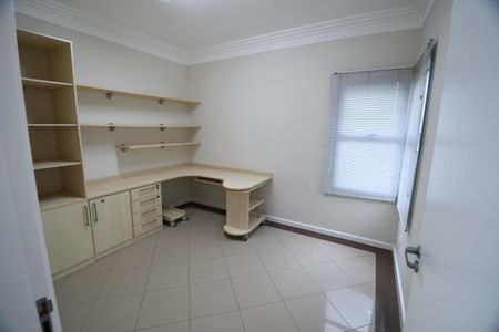 Casa de condomínio para alugar com 300m², 4 quartos e 6 vagasEscritório