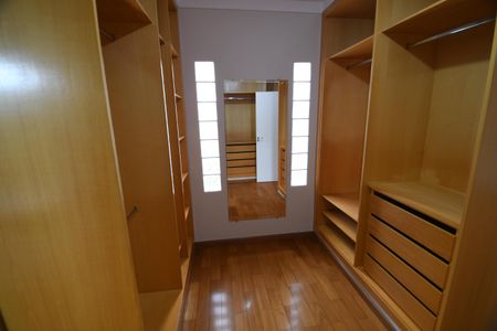 Casa de condomínio para alugar com 300m², 4 quartos e 6 vagasCloset da Suíte 2