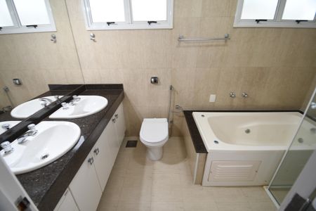 Casa de condomínio para alugar com 300m², 4 quartos e 6 vagasBanheiro da Suíte 2