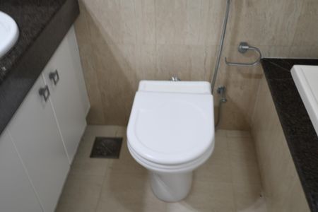 Casa de condomínio para alugar com 300m², 4 quartos e 6 vagasBanheiro da Suíte 2