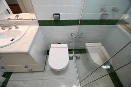 Casa de condomínio para alugar com 300m², 4 quartos e 6 vagasBanheiro da Suíte 1