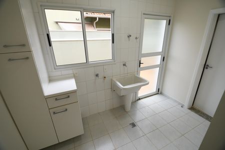 Casa de condomínio para alugar com 300m², 4 quartos e 6 vagasÁrea de Serviço