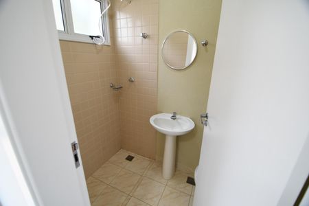 Casa de condomínio para alugar com 300m², 4 quartos e 6 vagasBanheiro de Serviço