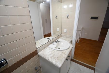 Casa de condomínio para alugar com 300m², 4 quartos e 6 vagasBanheiro da Suíte 4